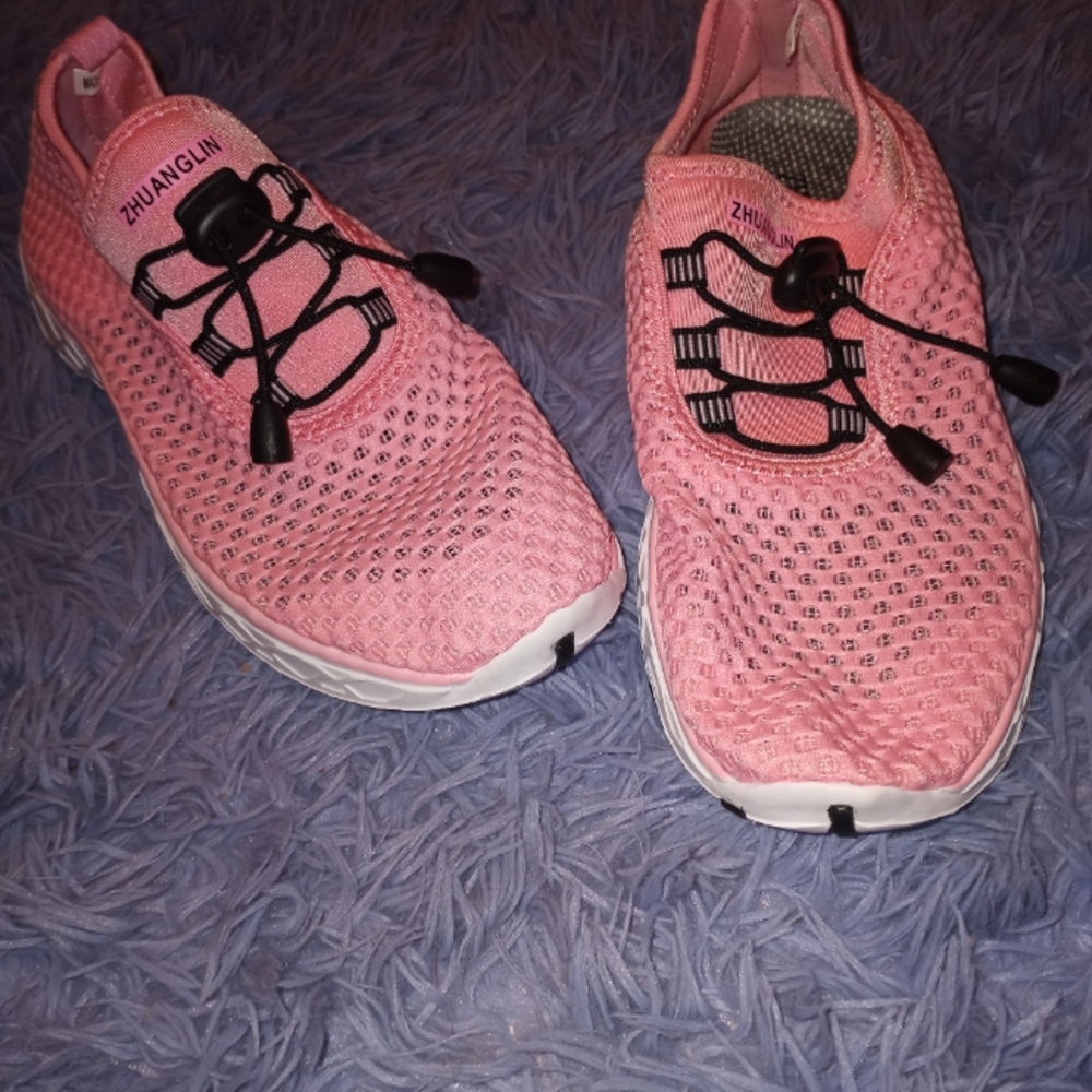 Size 38 Zhuanglin Bubblegum Pink Water Shoes
